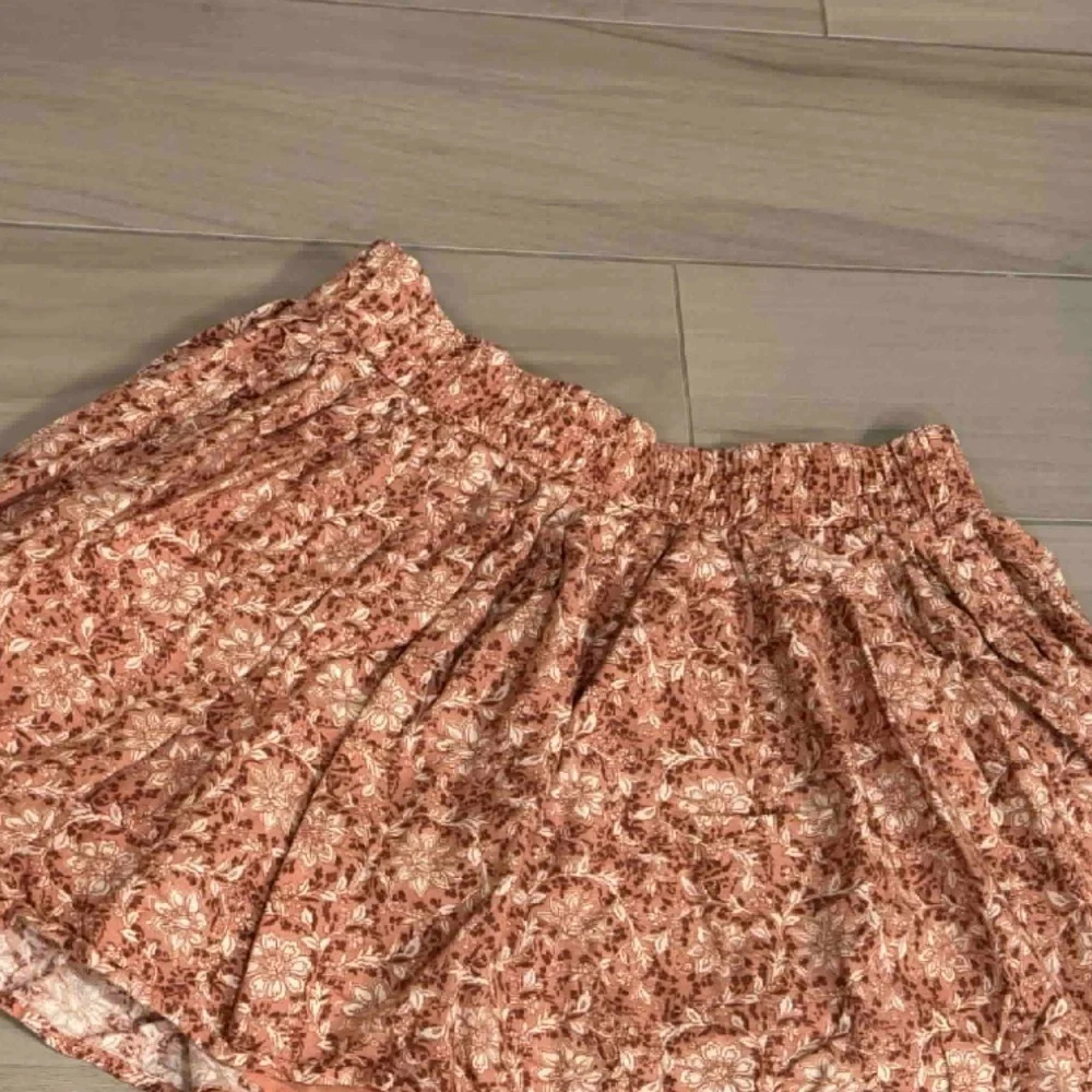 American Eagle Outfitters Cream Skirt MEDIUM waist 30in length 16in